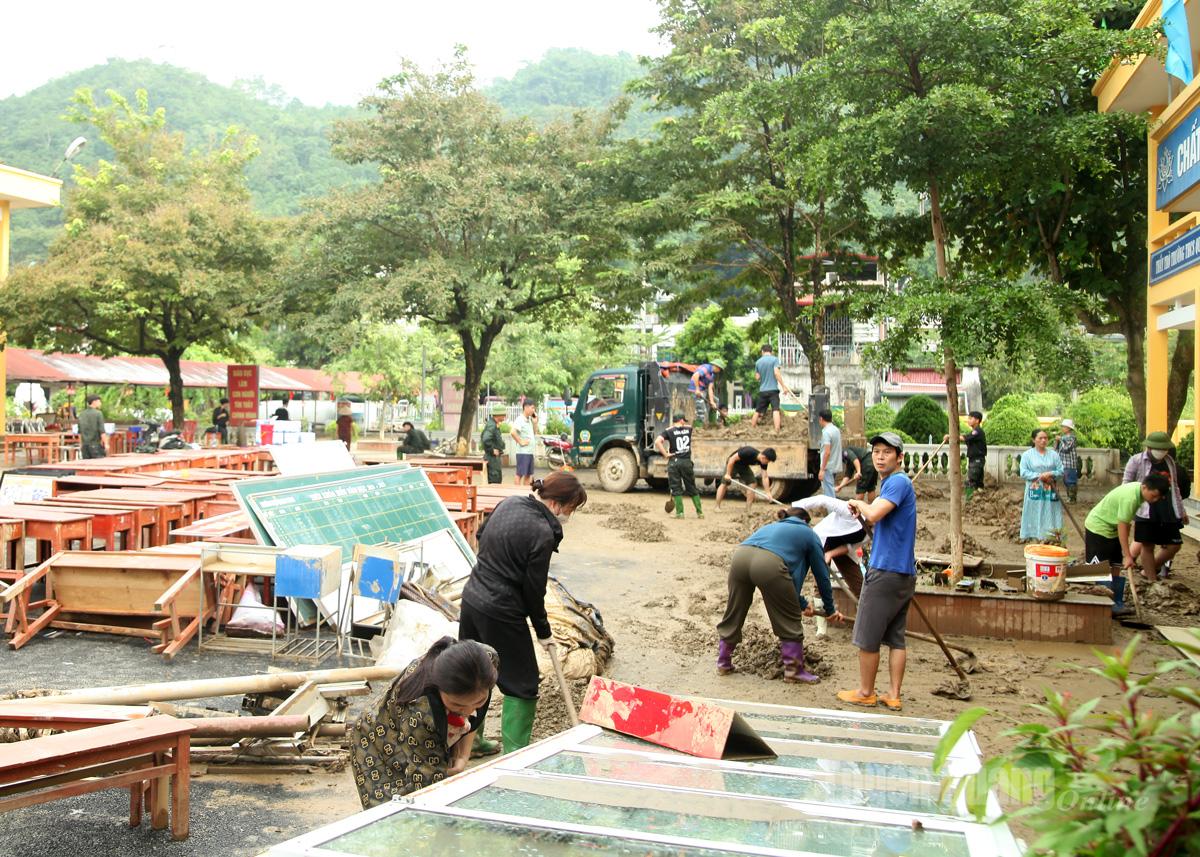 Os bairros de Ha Giang 1, Ha Giang 2 e a comuna de Ngoc Duong foram os epicentros fortemente afetados pela tempestade nº 10, causando danos e inundações em muitas escolas e a deterioração de suas instalações. Imediatamente após a tempestade, nos últimos dias, escolas e autoridades locais têm mobilizado forças urgentemente, concentrando-se em superar as consequências, estabilizar rapidamente as condições de ensino e aprendizagem e receber os alunos de volta às aulas.