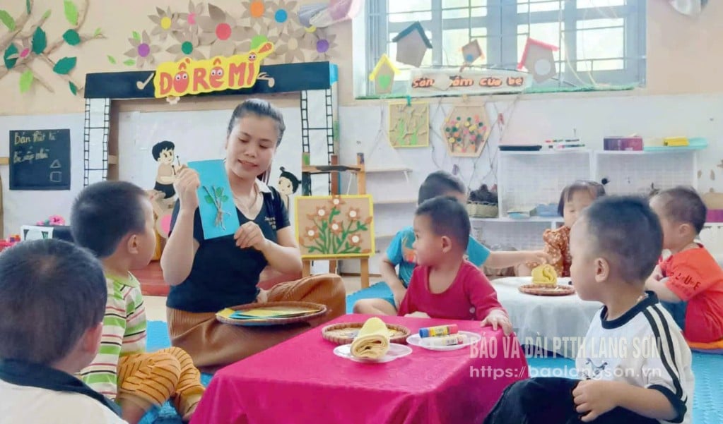  Các em học sinh chăm chú nghe cô Chang giảng bài 