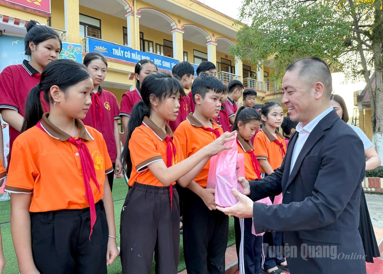 លោក Hoang Ngoc Thuc ជូនអំណោយដល់សិស្សានុសិស្សនៃអនុវិទ្យាល័យ Thang Quan ។