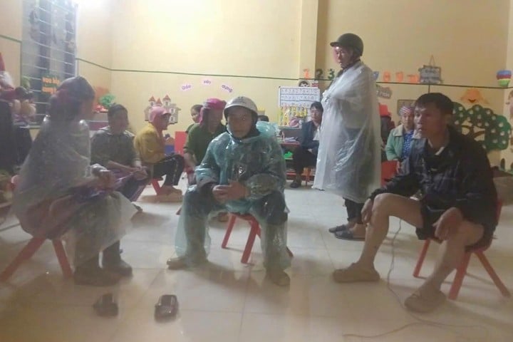 ប្រជាជន​នៅ​ភូមិ Giang Pang ត្រូវ​បាន​ចល័ត​ទៅ​ទី​ជម្រក​សុវត្ថិភាព។ (រូបថត៖ កាសែតឡាវ កៃ)