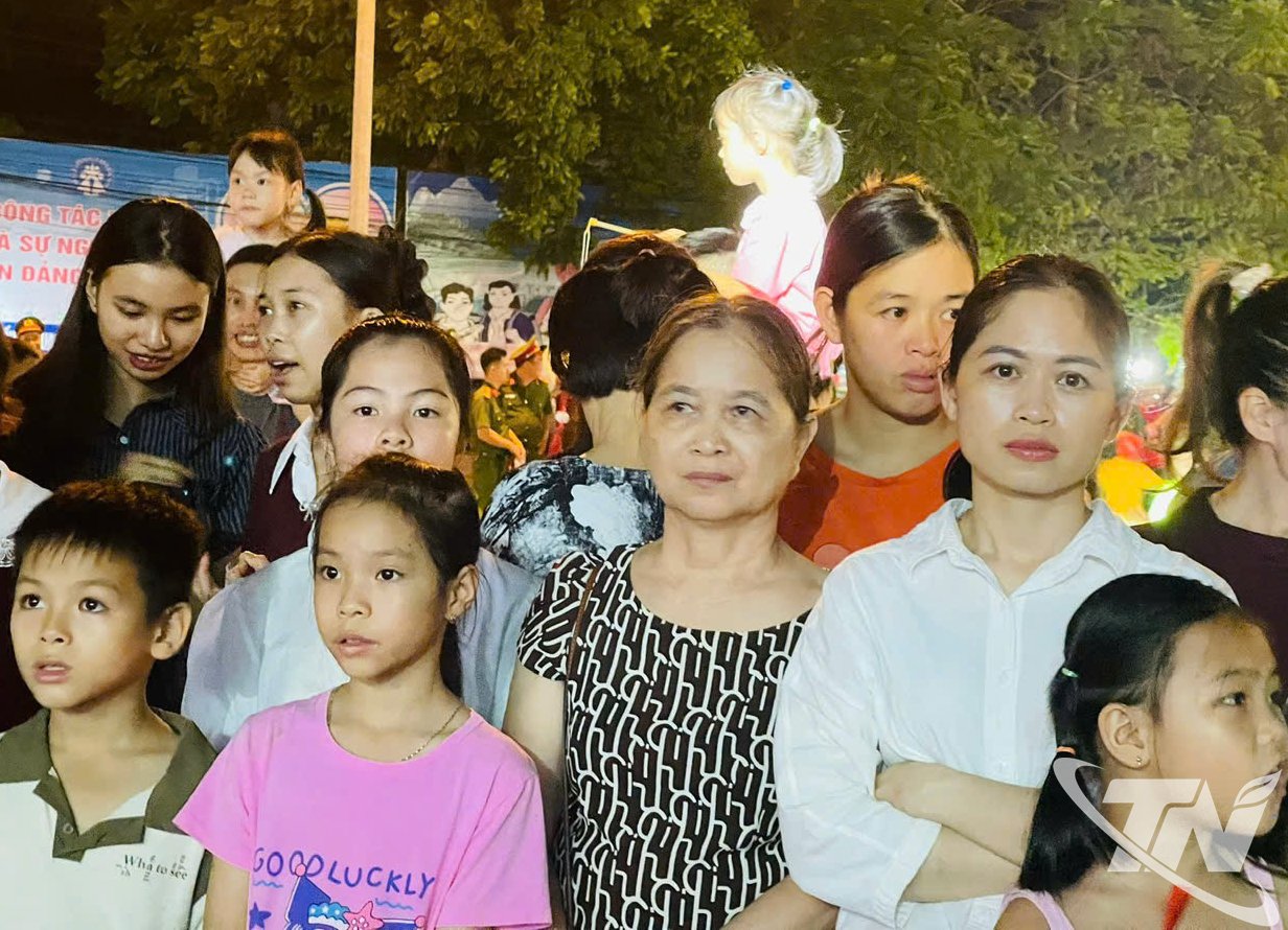 ប្រជាជនជាច្រើននៅឃុំ និងសង្កាត់ភាគខាងជើងនៃខេត្ត Thai Nguyen យ៉ាងអន្ទះសារបានទស្សនាកម្មវិធី Happy Mid-Autumn Festival - Thai Nguyen ភ្លឺផ្លេកក្នុងរាត្រីពិធីបុណ្យពេញបូណ៌មី។