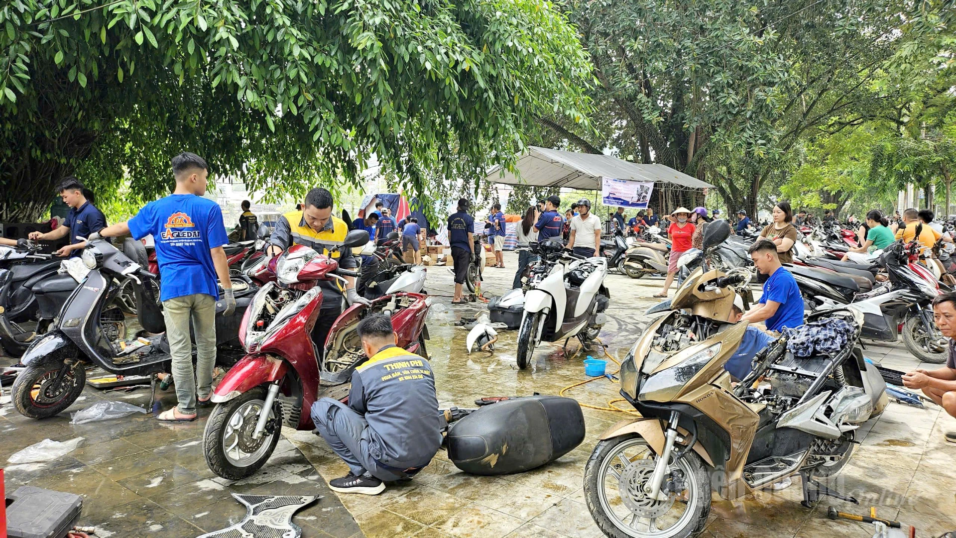 Od časného rána tam spousta lidí přivážela motorky na opravu zdarma.