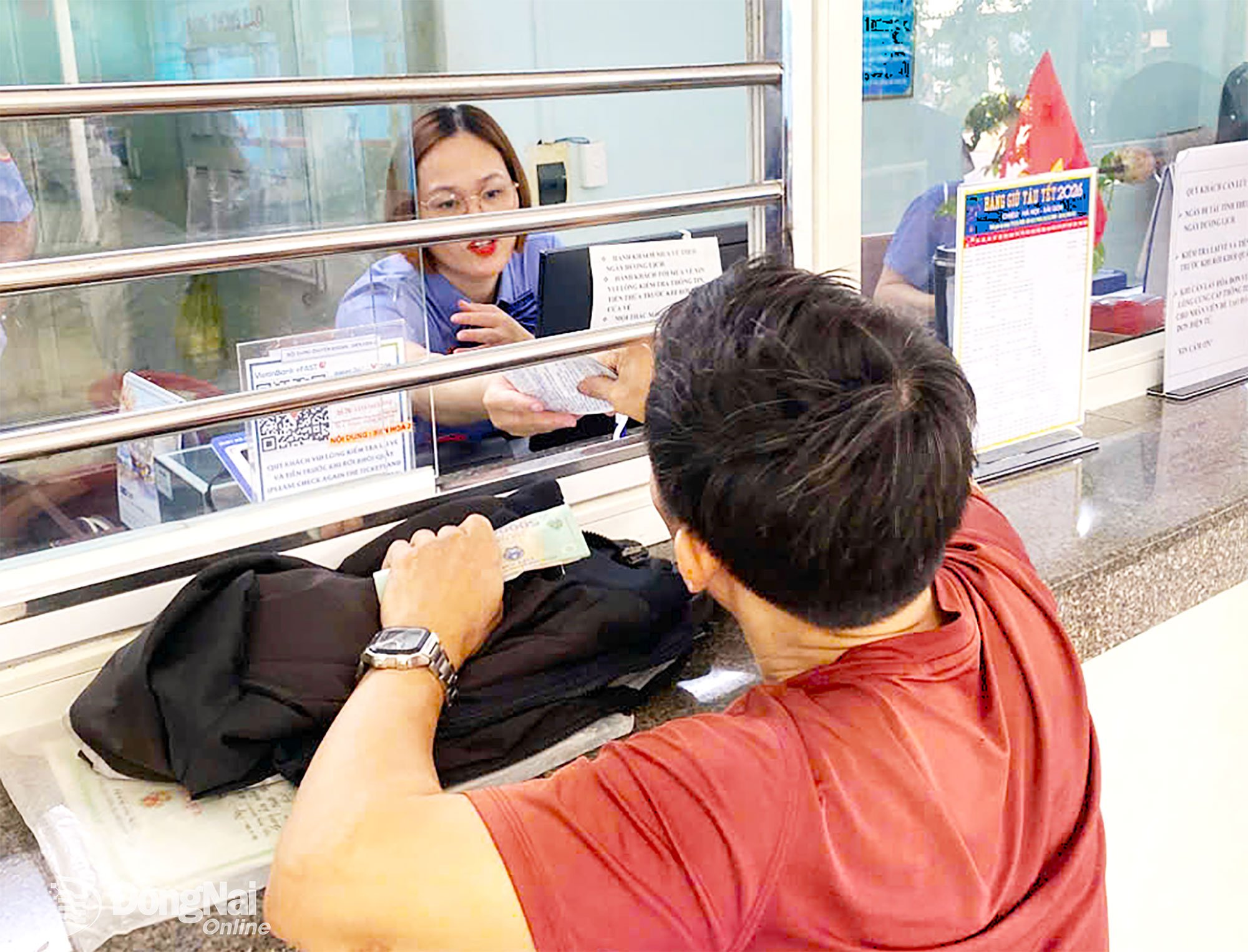 Folk köper tågbiljetter till Tet på Bien Hoa-stationen i Dong Nai-provinsen. Foto: AN NHON