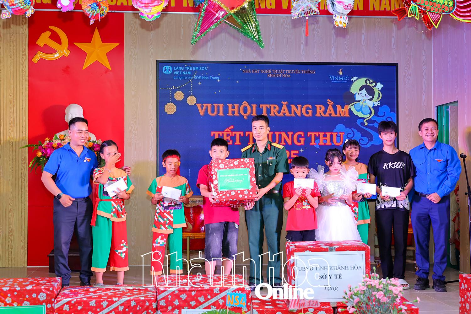 តំណាងសម្ព័ន្ធយុវជនមហោស្រពសិល្បៈប្រពៃណីខេត្ត Khanh Hoa និងសម្ព័ន្ធយុវជនមន្ទីរពេទ្យយោធភូមិភាគ ៨៧ បានប្រគល់អំណោយដ៏មានអត្ថន័យដល់កុមារ។