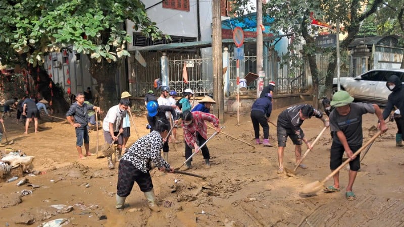 Människor från höglandsgrupper i Ha Giang 1-distriktet i Tuyen Quang-provinsen gick ut på gatorna för att hjälpa människor att övervinna konsekvenserna av översvämningarna.