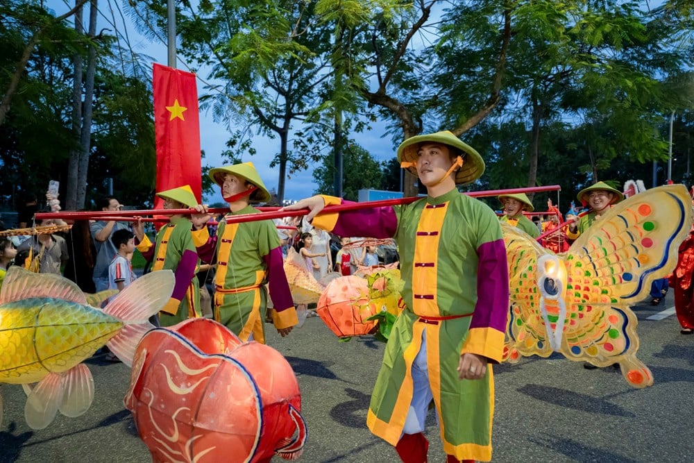 Pertunjukan Singa - Singa - Naga untuk melayani masyarakat pada Festival Pertengahan Musim Gugur - foto 4