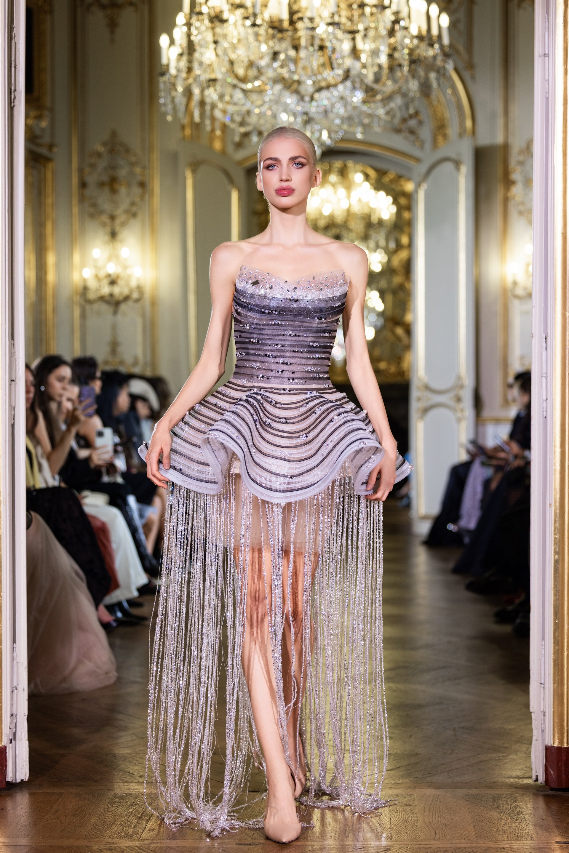 Trình diễn trang phục lấy cảm hứng từ rồng Việt ở Tuần lễ thời trang Paris - 4