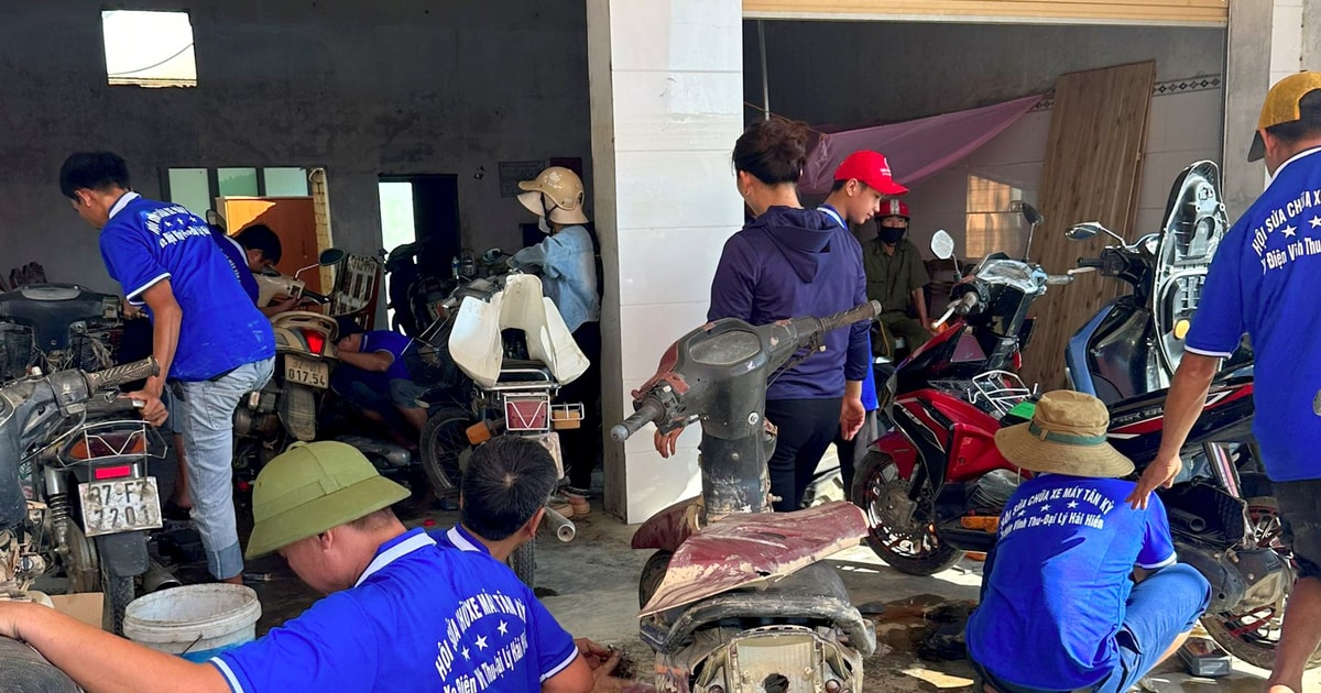 Ấm lòng sau bão: Hàng chục thợ sửa xe miễn phí giúp người dân Nghệ An