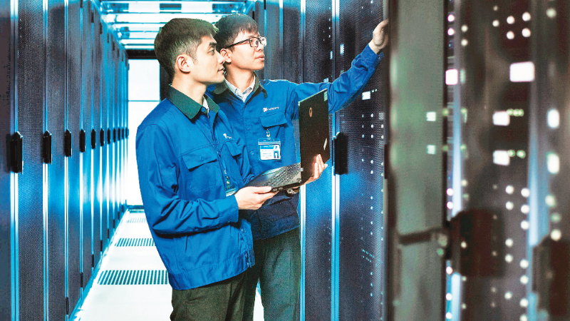 VNPT-Techniker überprüfen die Ausrüstung im Rechenzentrum.
