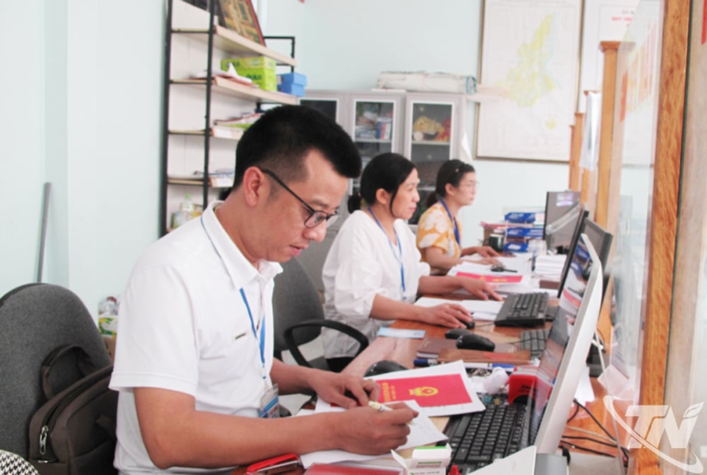 Pan Le Viet Cuong, státní úředník na oddělení pozemků, stavebnictví a životního prostředí obce Uc Ky (Phu Binh), dobrovolně podal rezignaci, aby usnadnilo uspořádání administrativních jednotek na úrovni obce. Foto: T.L