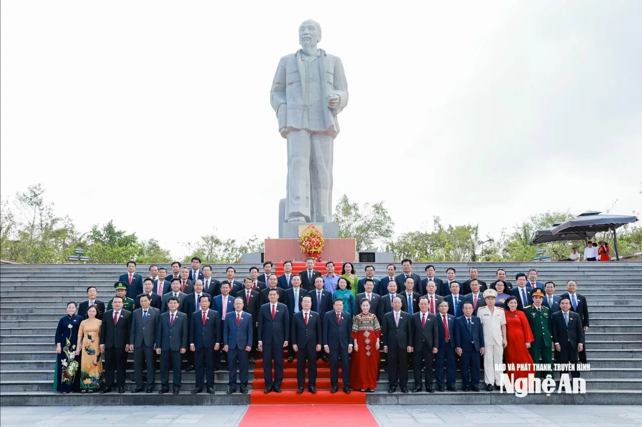 Đoàn đại biểu Đại hội Đảng bộ tỉnh Nghệ An lần thứ XX dâng hoa, báo công trước tượng đài Bác Hồ