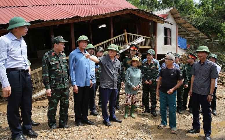 Phó Thủ tướng Trần Hồng Hà kiểm tra công tác khắc phục hậu quả bão số 10, chuẩn bị ứng phó với bão số 11 tại tỉnh Lào Cai- Ảnh 3.