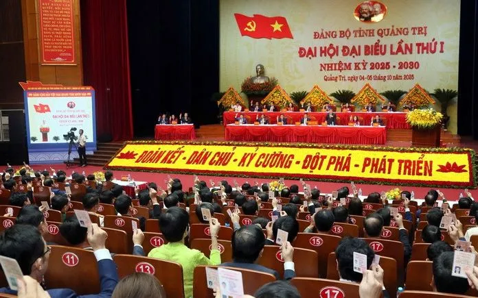 Đại biểu biểu quyết thông qua Dự thảo Nghị quyết Đại hội đại biểu Đảng bộ tỉnh Quảng Trị lần thứ nhất, nhiệm kỳ 2025 - 2030. (Ảnh: TTXVN)