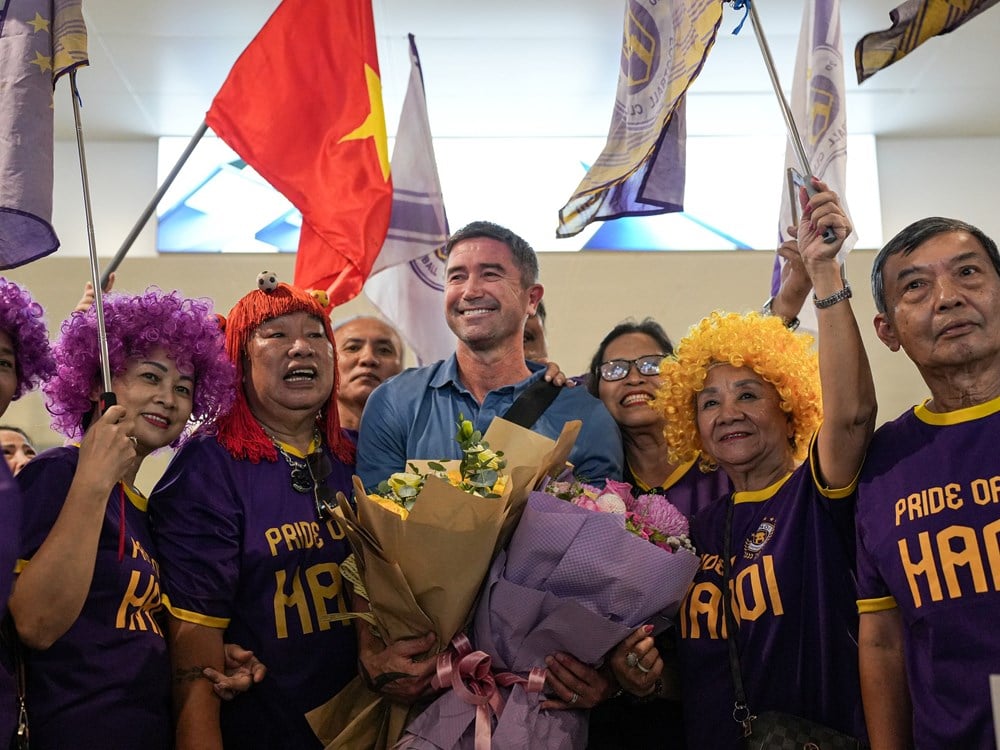 Der ehemalige Liverpool-Star Harry Kewell kommt in Hanoi an und wird von den Fans herzlich empfangen – Foto 2