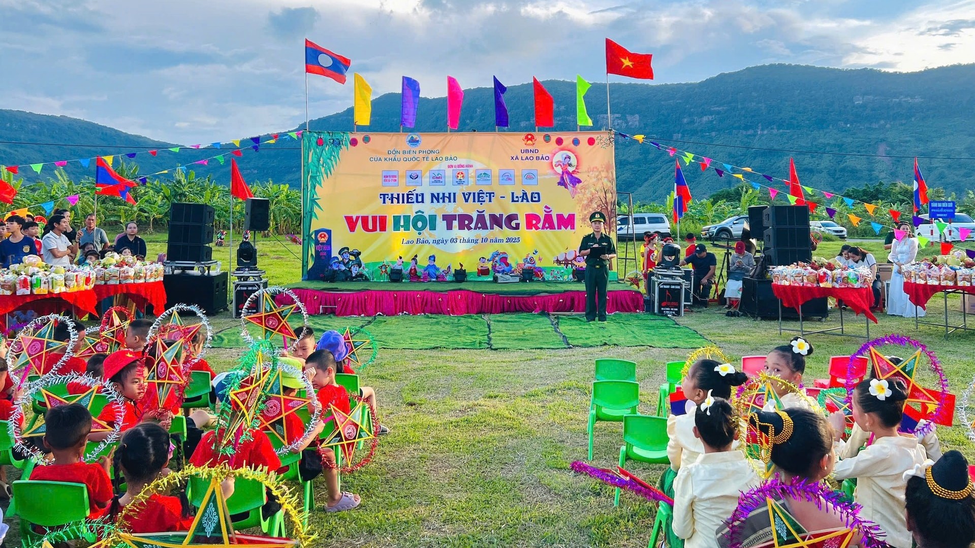 Thiếu nhi Việt - Lào đón Trung thu tại biên giới Quảng Trị