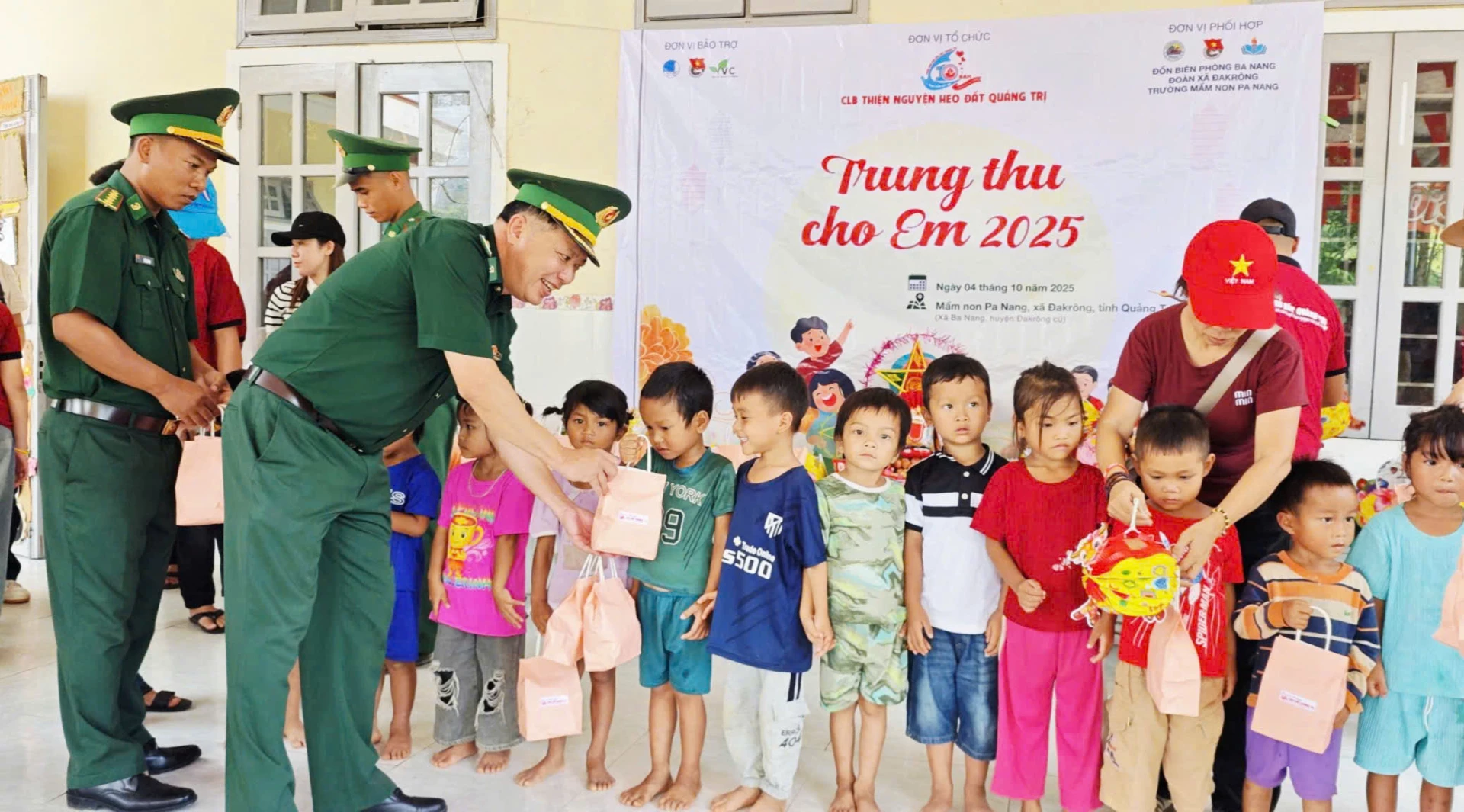 Trao quà Trung thu cho thiếu nhi vùng khó xã Đakrông - Ảnh: M.L