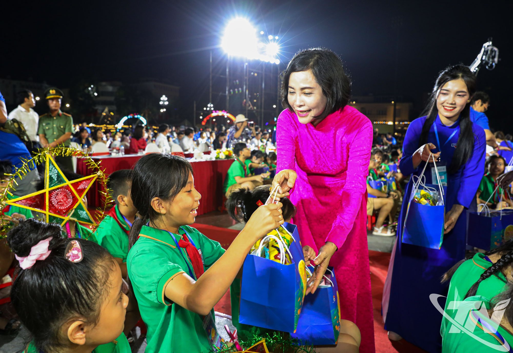 អនុប្រធានរដ្ឋសភា Nguyen Thi Thanh ប្រគល់អំណោយពាក់កណ្តាលរដូវស្លឹកឈើជ្រុះដល់កុមារក្នុងកាលៈទេសៈលំបាក។