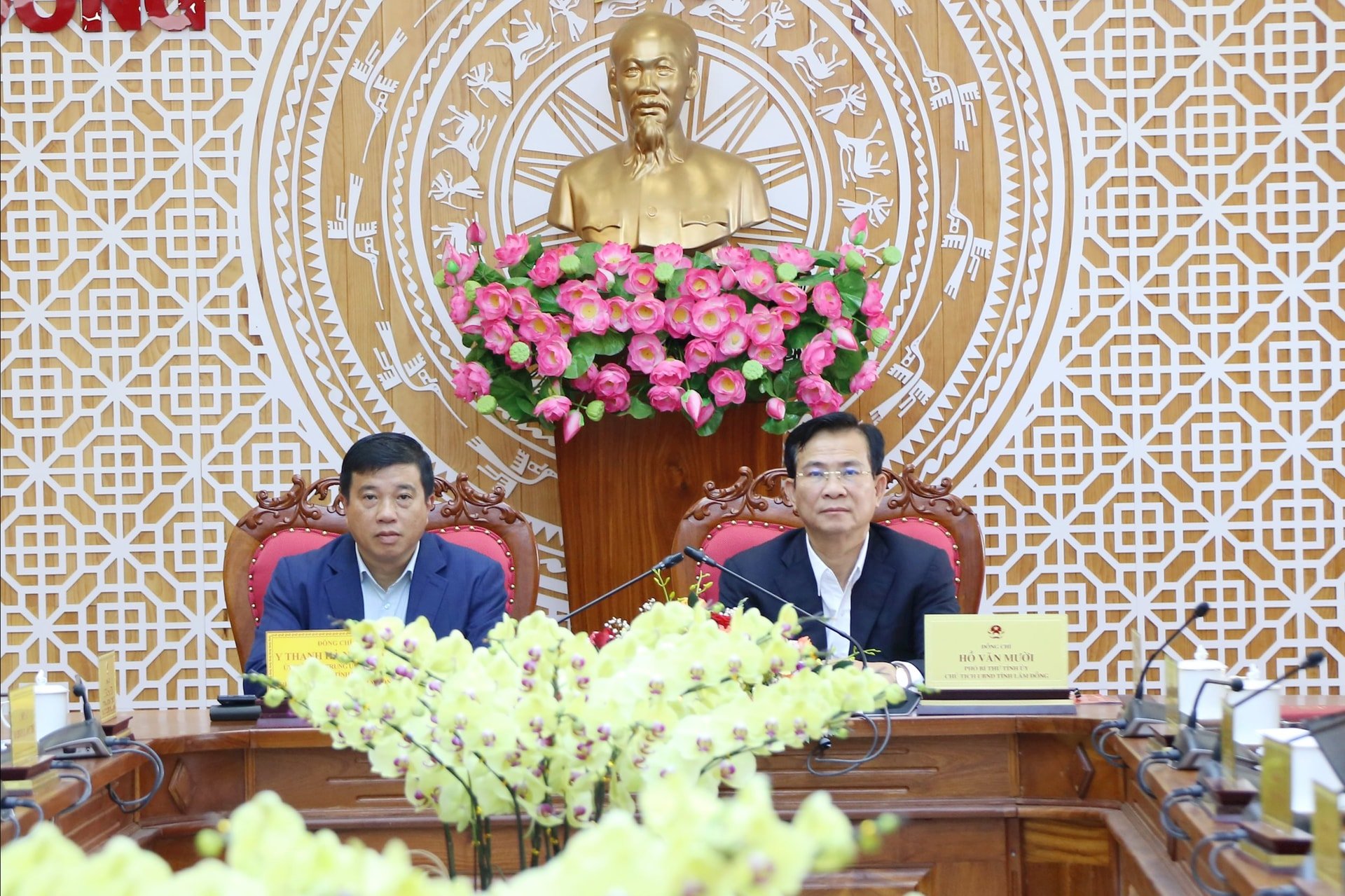 chủ trì