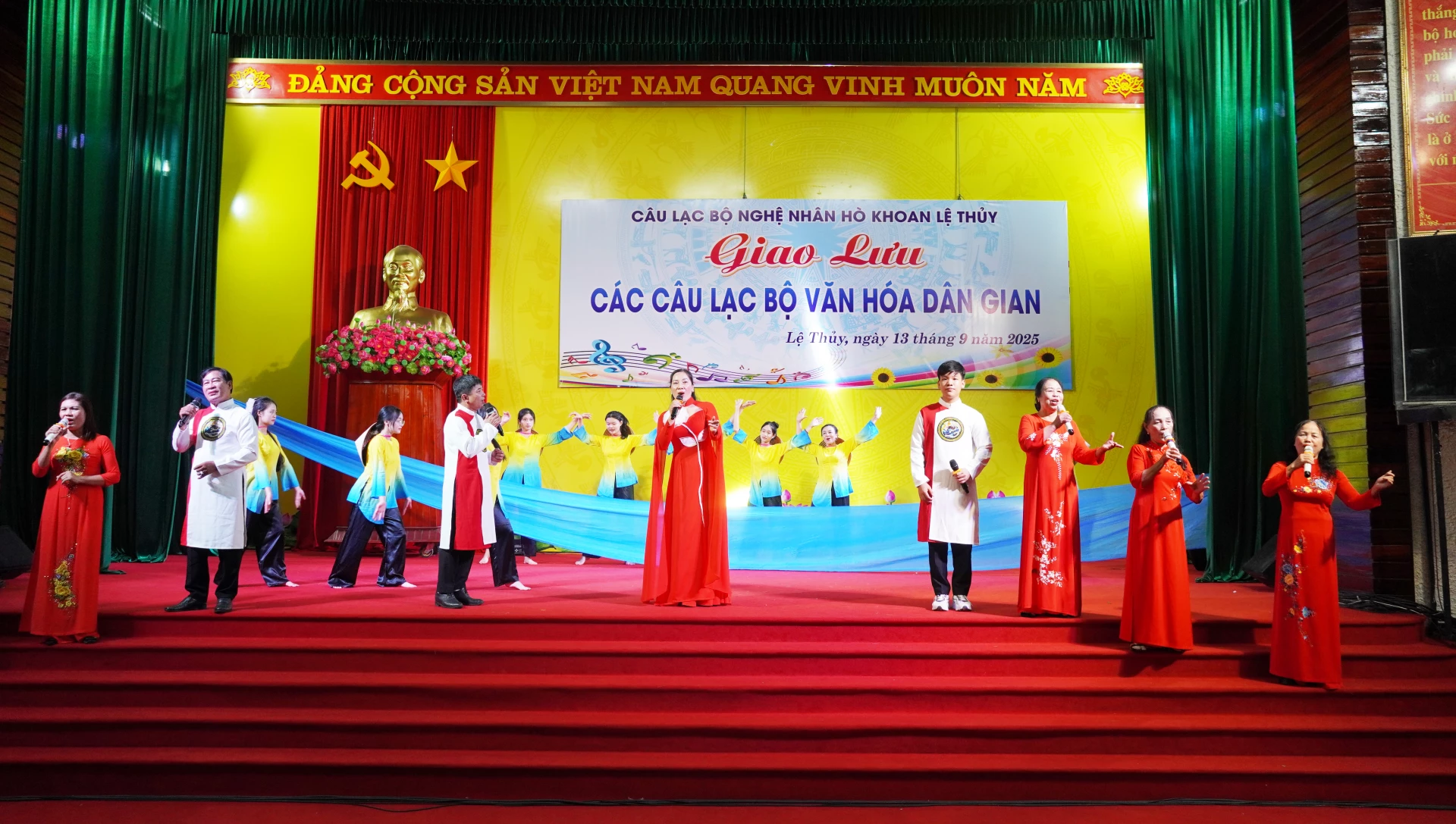 การแสดงโดยชมรมศิลปินเพลงพื้นบ้าน เลอ ถุย - ภาพโดย: M.N