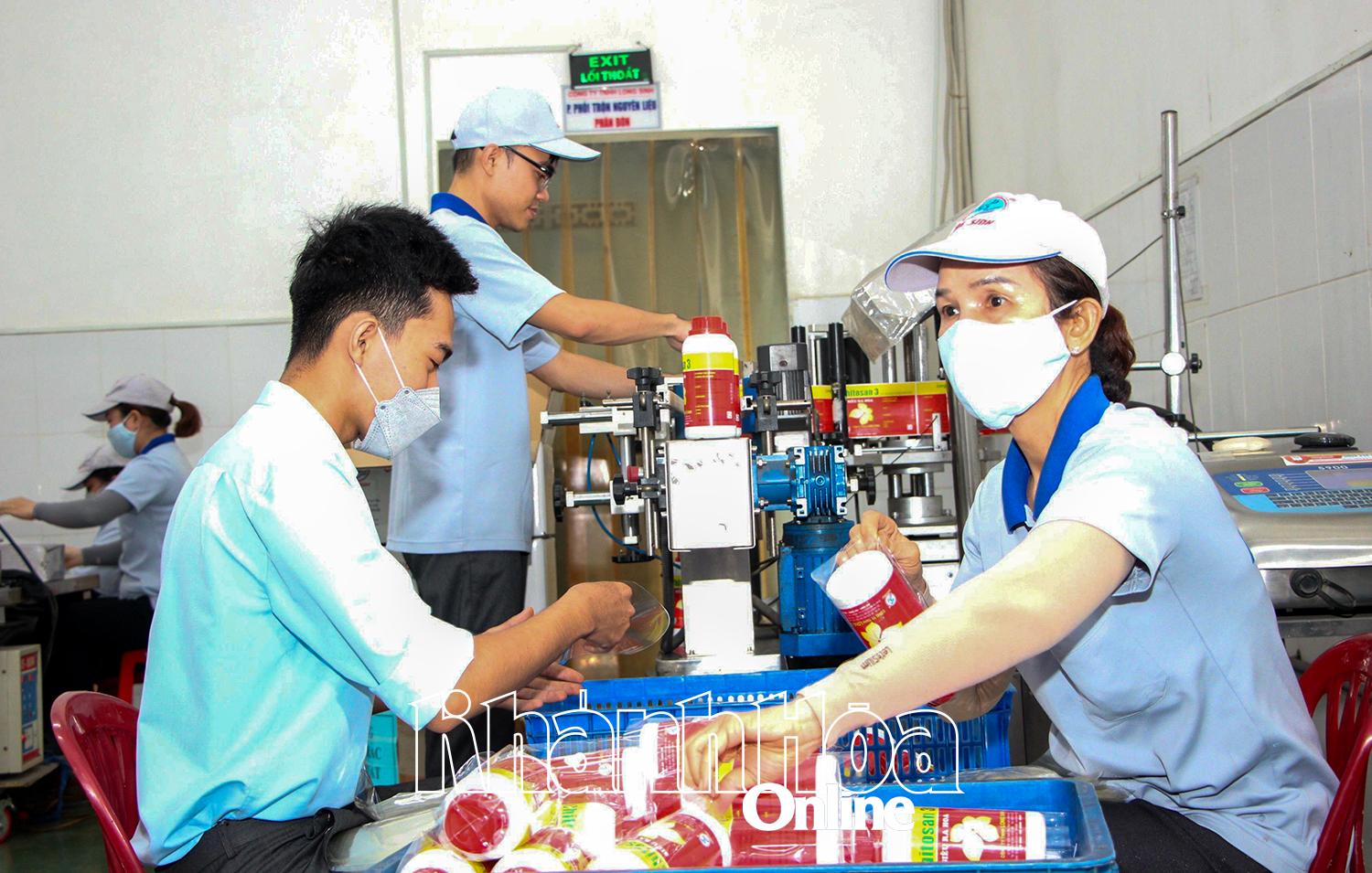 កម្មករនៃក្រុមហ៊ុន ឡុង ស៊ីញ លីមីតធីត តែងតែធានាសុវត្ថិភាព និងភ្ជាប់ជាមួយអង្គភាព។