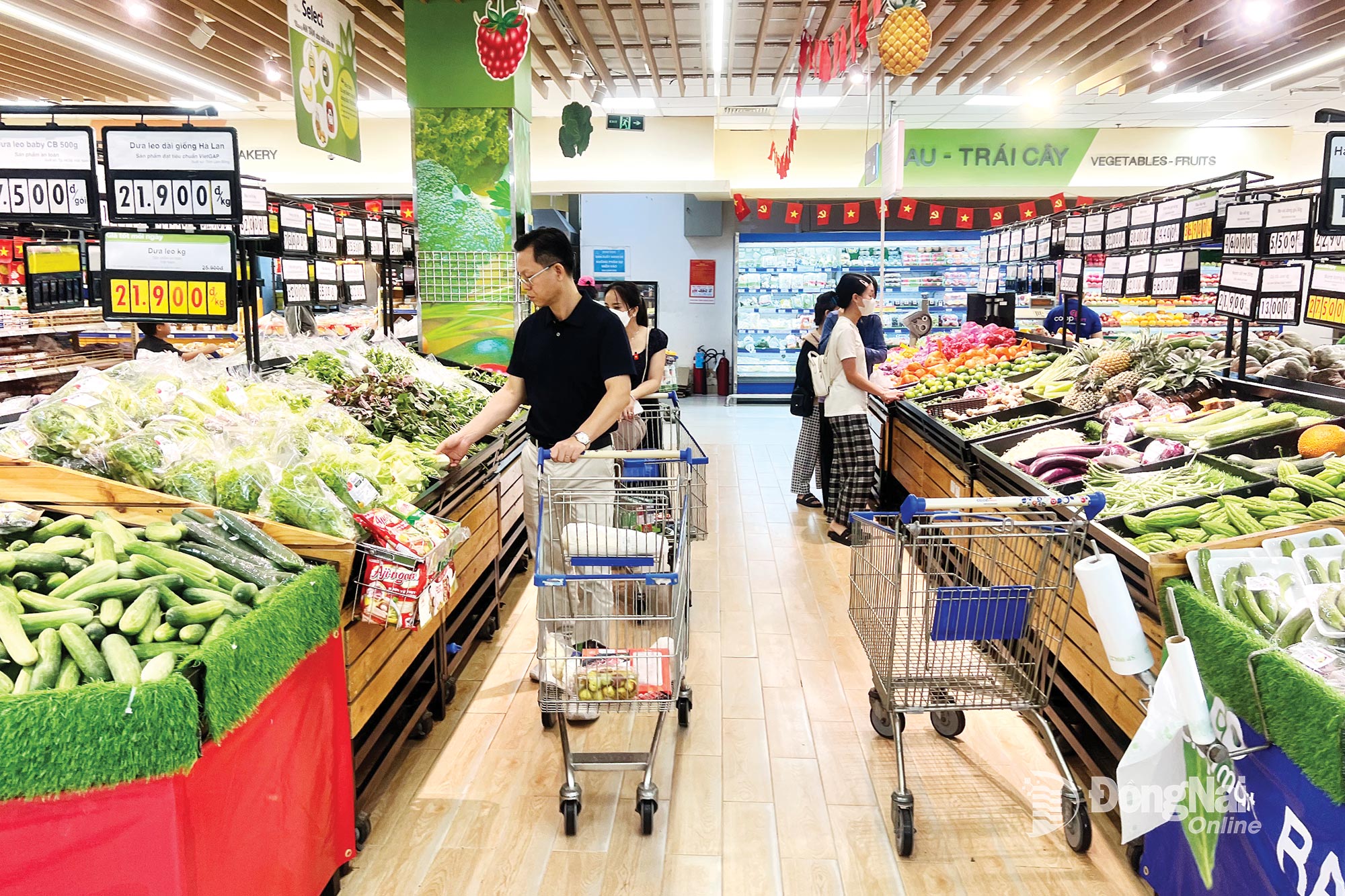 People choose to buy vegetables and fruits at Co.opmart Bien Hoa Supermarket (Tam Hiep ward, Dong Nai province).