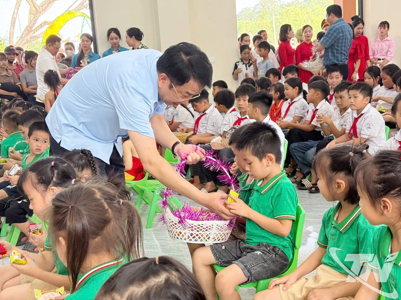Naib Pengerusi Tetap Jawatankuasa Rakyat Wilayah Nguyen Thanh Binh menyampaikan hadiah kepada kanak-kanak di komune Phu Dinh.