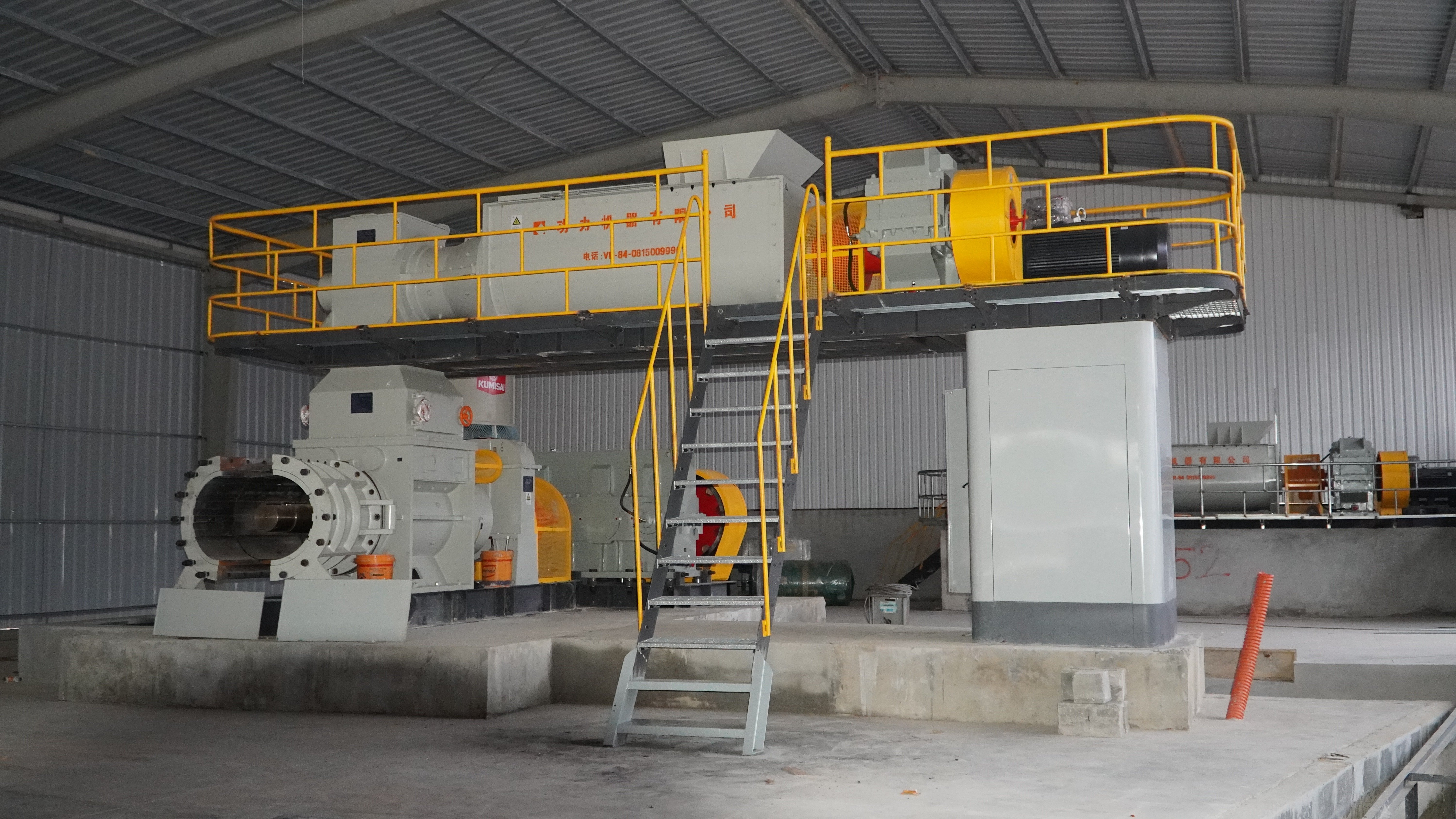 Công đoạn lắp ráp cuối cùng bên trong Nhà máy Gạch Tuynel Công nghệ cao Hạ Long - Quảng Trị.