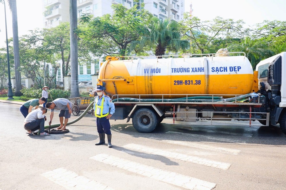 Phú Thượng ra quân vệ sinh môi trường, chuẩn bị công tác ứng phó với cơn bão số 11- Ảnh 2.