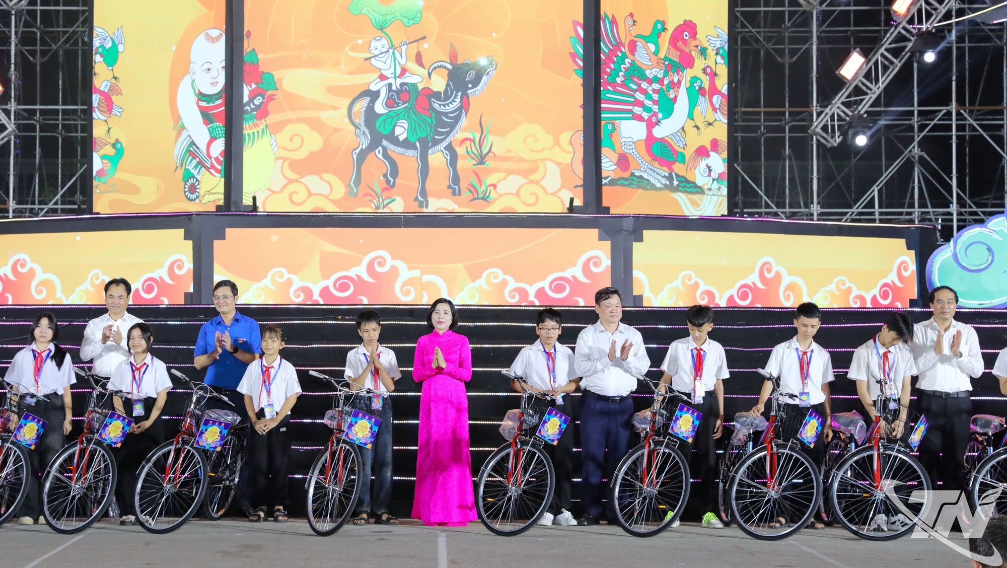 អនុប្រធានរដ្ឋសភា Nguyen Thi Thanh និងគណៈប្រតិភូបានប្រគល់កង់ចំនួន 100 ជូនដល់សិស្សានុសិស្សដែលជួបការលំបាក និងពិការ។