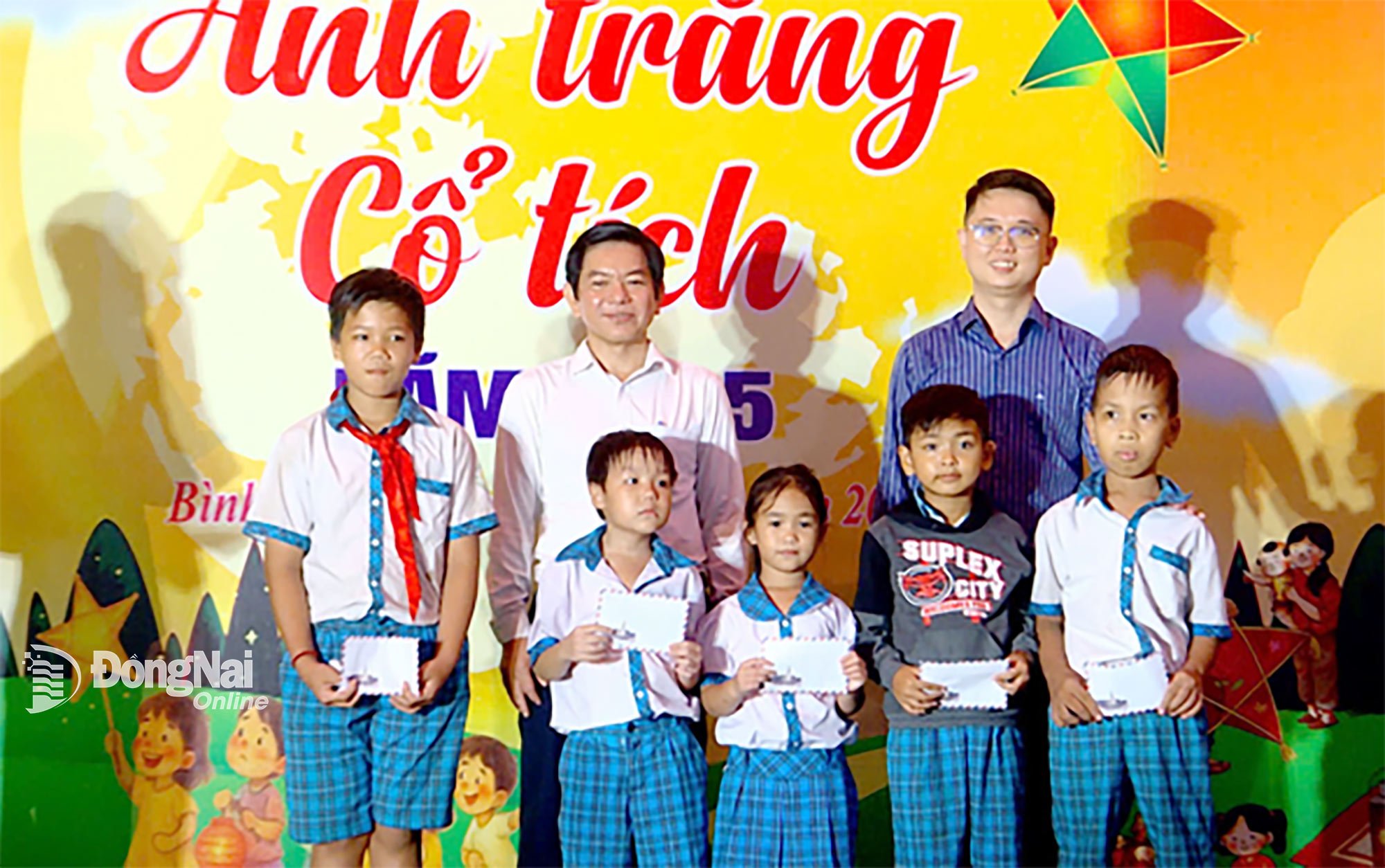 Đại diện Chi đoàn Báo và Phát thanh, Truyền hình Đồng Nai trao tặng học bổng cho các em học sinh vượt khó học giỏi tại xã Bình Minh. Ảnh: Hoàng Hải.
