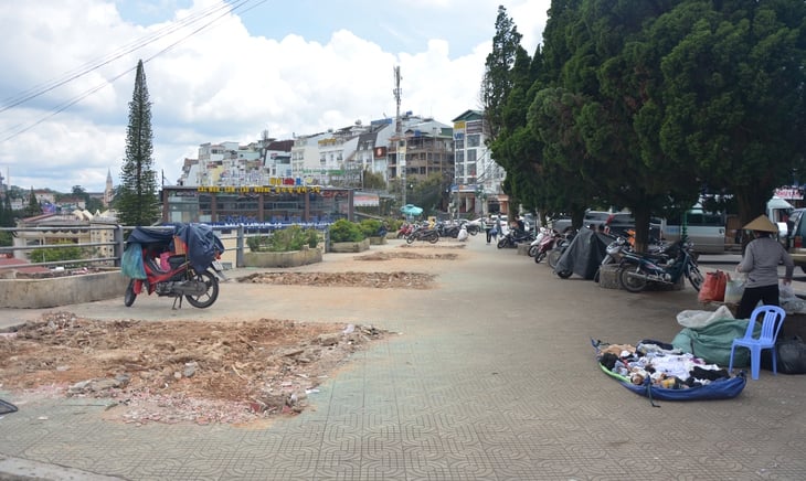 Dỡ bỏ ki ốt chợ đồ len Đà Lạt, trồng hoa chỉnh trang đô thị - Ảnh 1.
