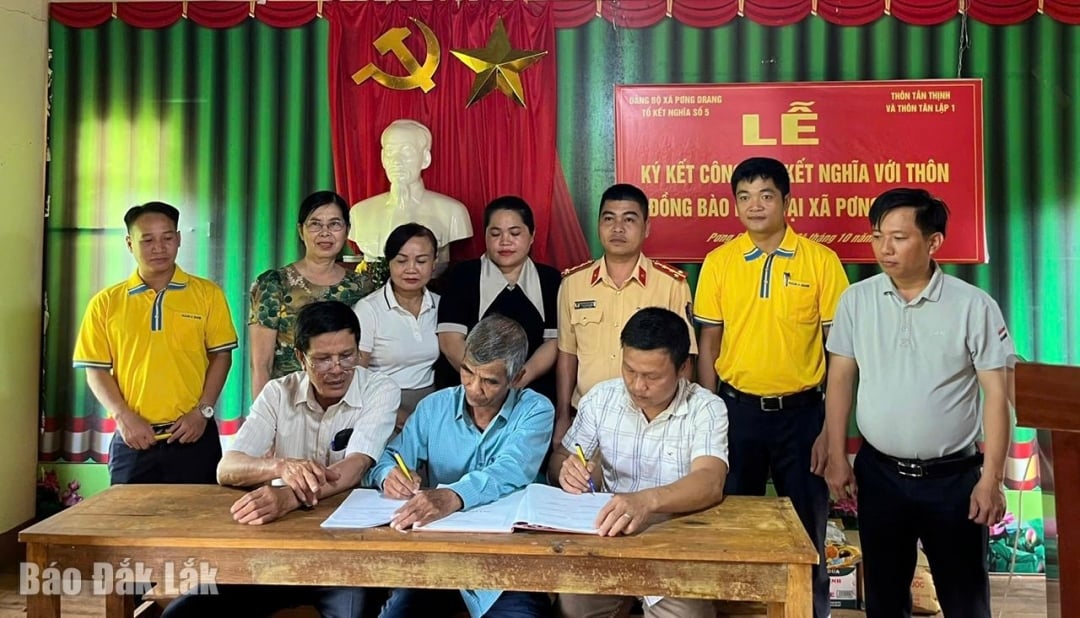 ກຸ່ມຄູ່ແຝດເລກ 5 ໄດ້ເຊັນສັນຍາກັບ 2 ບ້ານ.