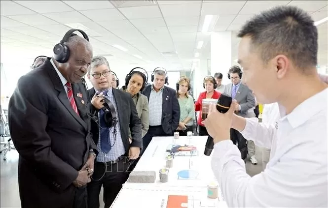 Chủ tịch Quốc hội Cuba Esteban Lazo Hernández và đoàn công tác thăm Nhà máy Nestlé Bông Sen (Khu công nghiệp Thăng Long II). 
