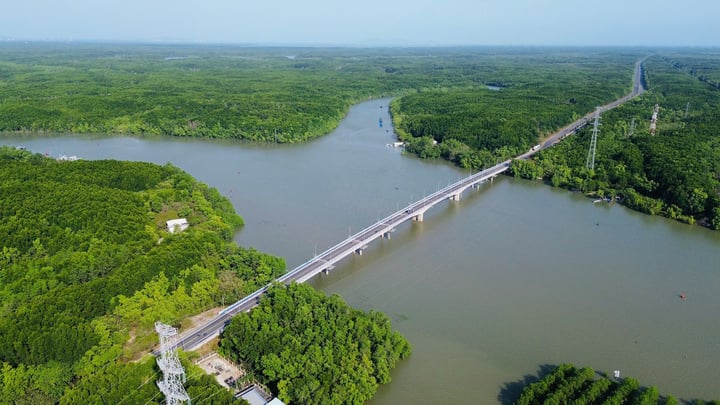 Cần Giờ cách trung tâm TP.HCM khoảng 50 km hiện chỉ lưu thông qua phà Bình Khánh về trung tâm TP và kết nối với Vũng Tàu cũng bằng phà Vũng Tàu - Cần Giờ.