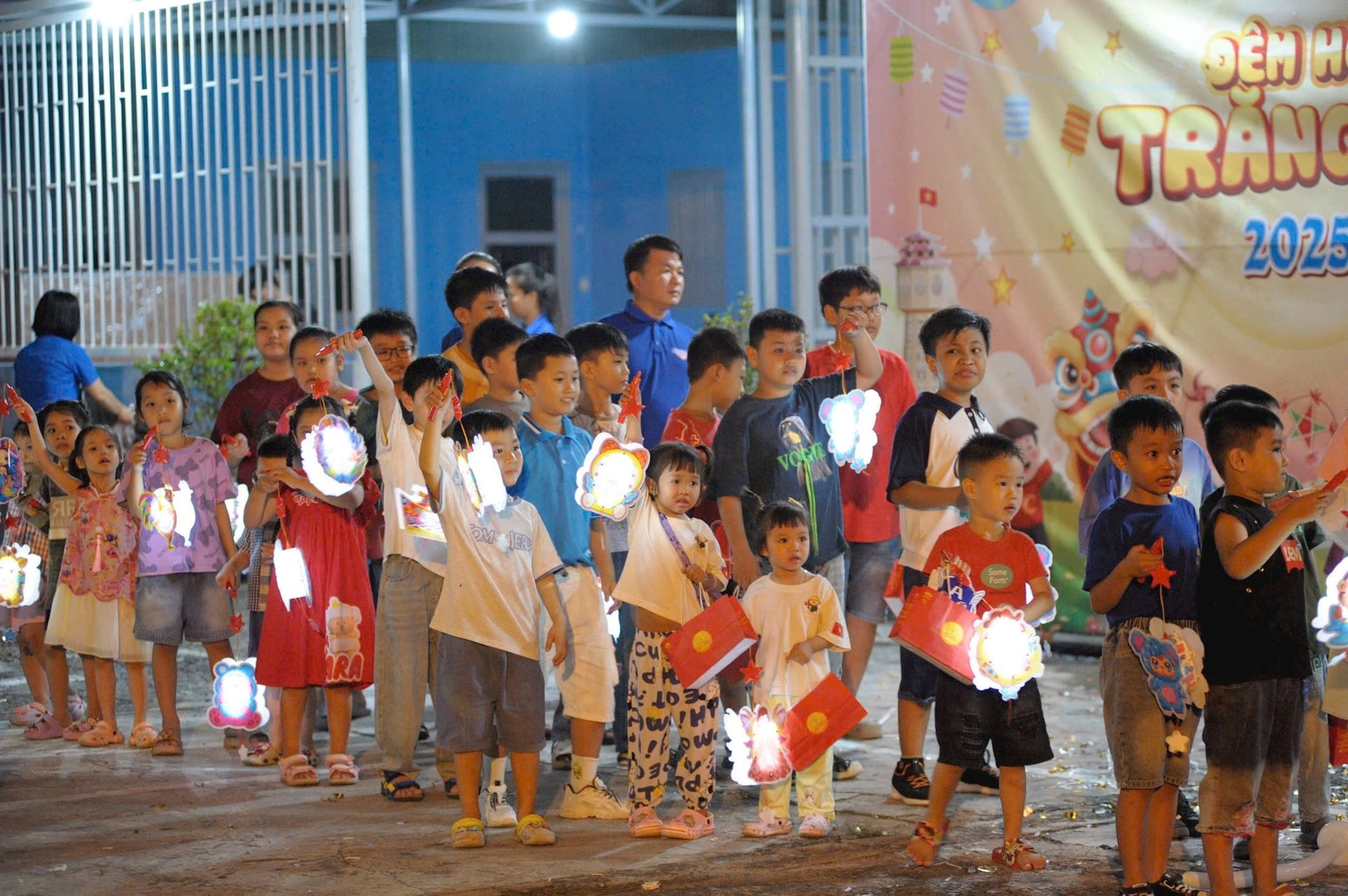 Những món quà mang lại cho các em nhỏ một mùa trăng ấm áp yêu thương