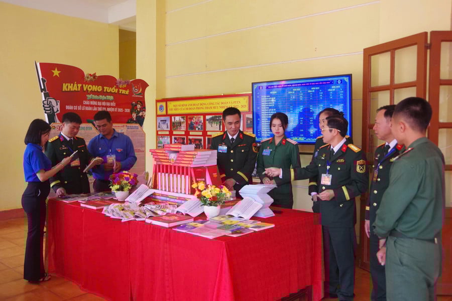 cac-dai-bieu-tham-quan-khu-trung-bay-dai-hoi.jpg