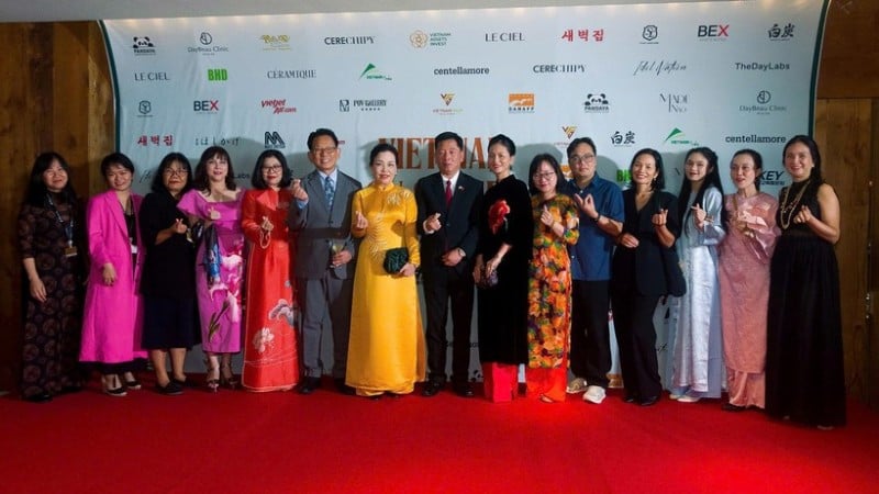 Đoàn Việt Nam trên thảm đỏ sự kiện tại Liên hoan phim quốc tế Busan 2025. (Ảnh: VFDA)