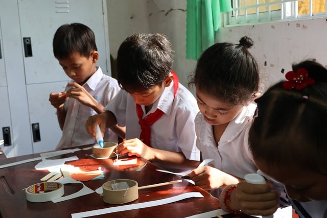 Thắp sáng nụ cười cho hơn 500 trẻ em vùng xa - Ảnh 3.