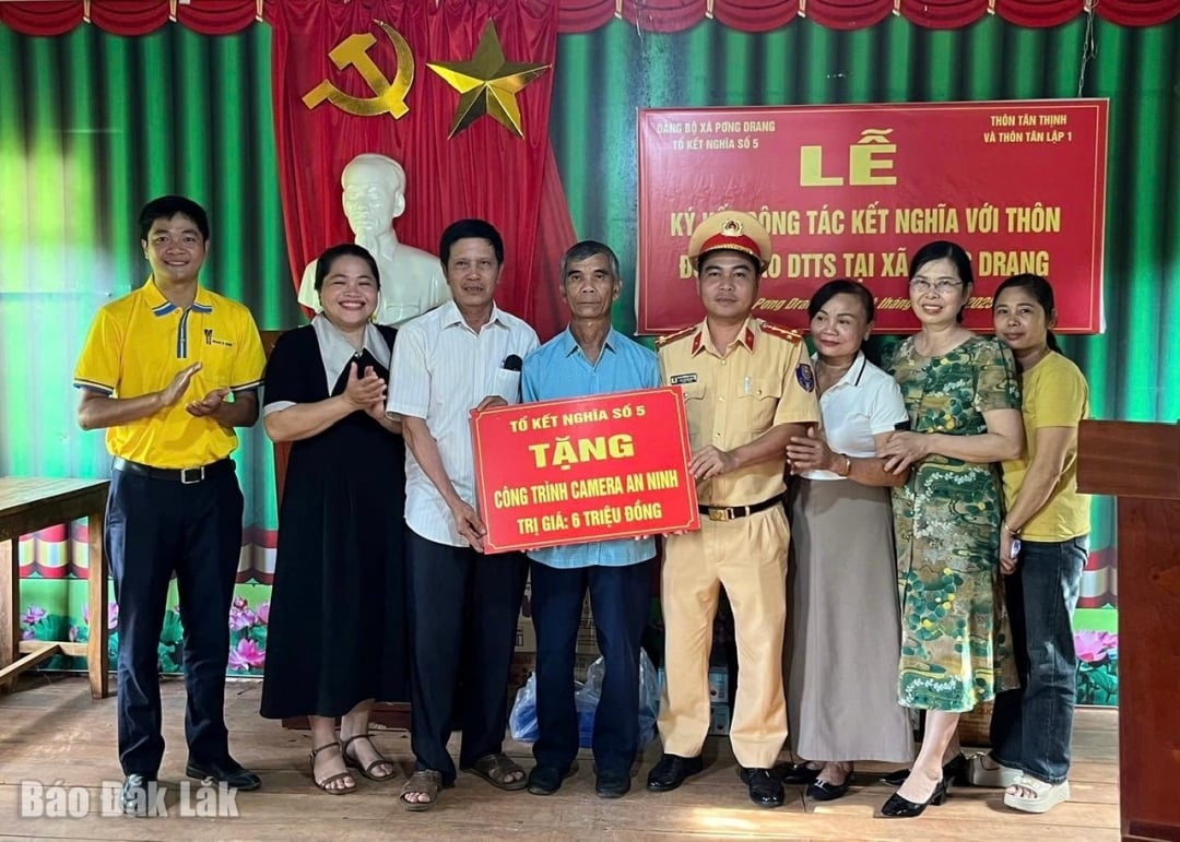 ຄູ່ແຝດເລກ 5 ມອບຂອງຂວັນໃຫ້ຊາວບ້ານ
