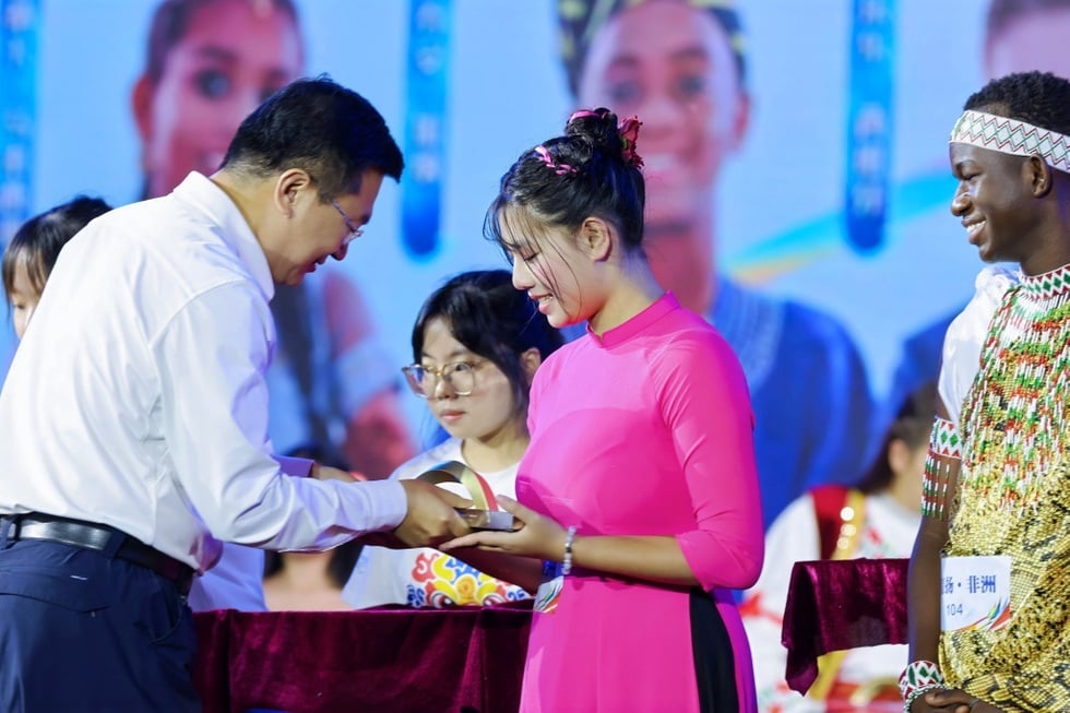 និស្សិត​ភាសា​ស្រី​សម្រេច​បាន​ជោគជ័យ​ក្នុង​ការ​ប្រកួត​ភាសា​ចិន​ធំ​ជាង​គេ​លើ​ពិភពលោក - ១