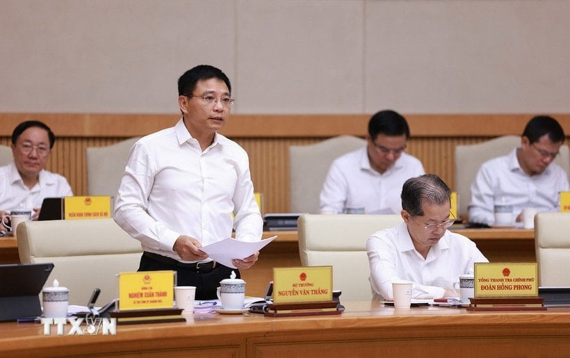 Bộ trưởng Bộ Tài chính Nguyễn Văn Thắng báo cáo tình hình kinh tế-xã hội tháng 9 và 9 tháng năm 2025. (Ảnh: Dương Giang/TTXVN)