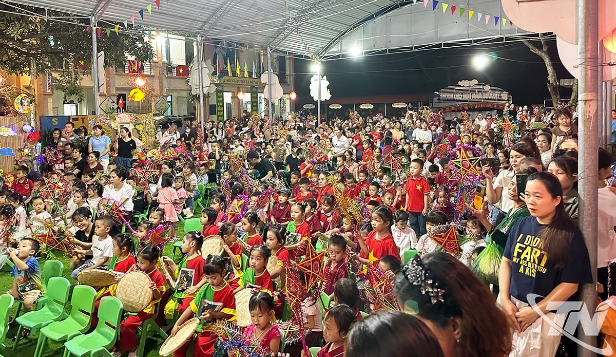 កុមារ និងឪពុកម្តាយជាច្រើនបានមកអបអរសាទរកម្មវិធីបុណ្យពាក់កណ្តាលរដូវស្លឹកឈើជ្រុះ។