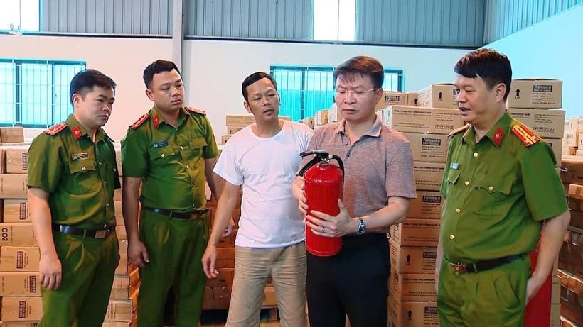 ឧត្តមសេនីយទោ Nguyen Minh Tuan (កាន់បំពង់ពន្លត់អគ្គីភ័យ) នាយកប៉ូលីសខេត្ត Phu Tho បានចុះត្រួតពិនិត្យដោយផ្ទាល់នូវបំពង់ពន្លត់អគ្គីភ័យរបស់ក្រុមហ៊ុន Tomoken Vietnam។
