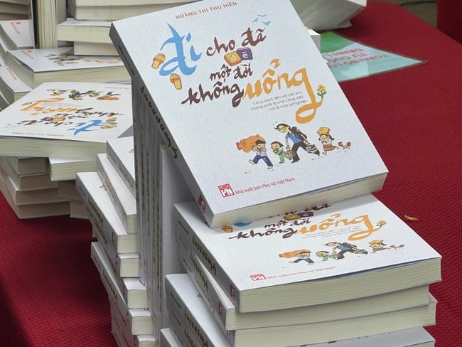 Cô giáo 10 năm “cõng” sách gửi yêu thương đến vùng bão lũ - Ảnh 3.