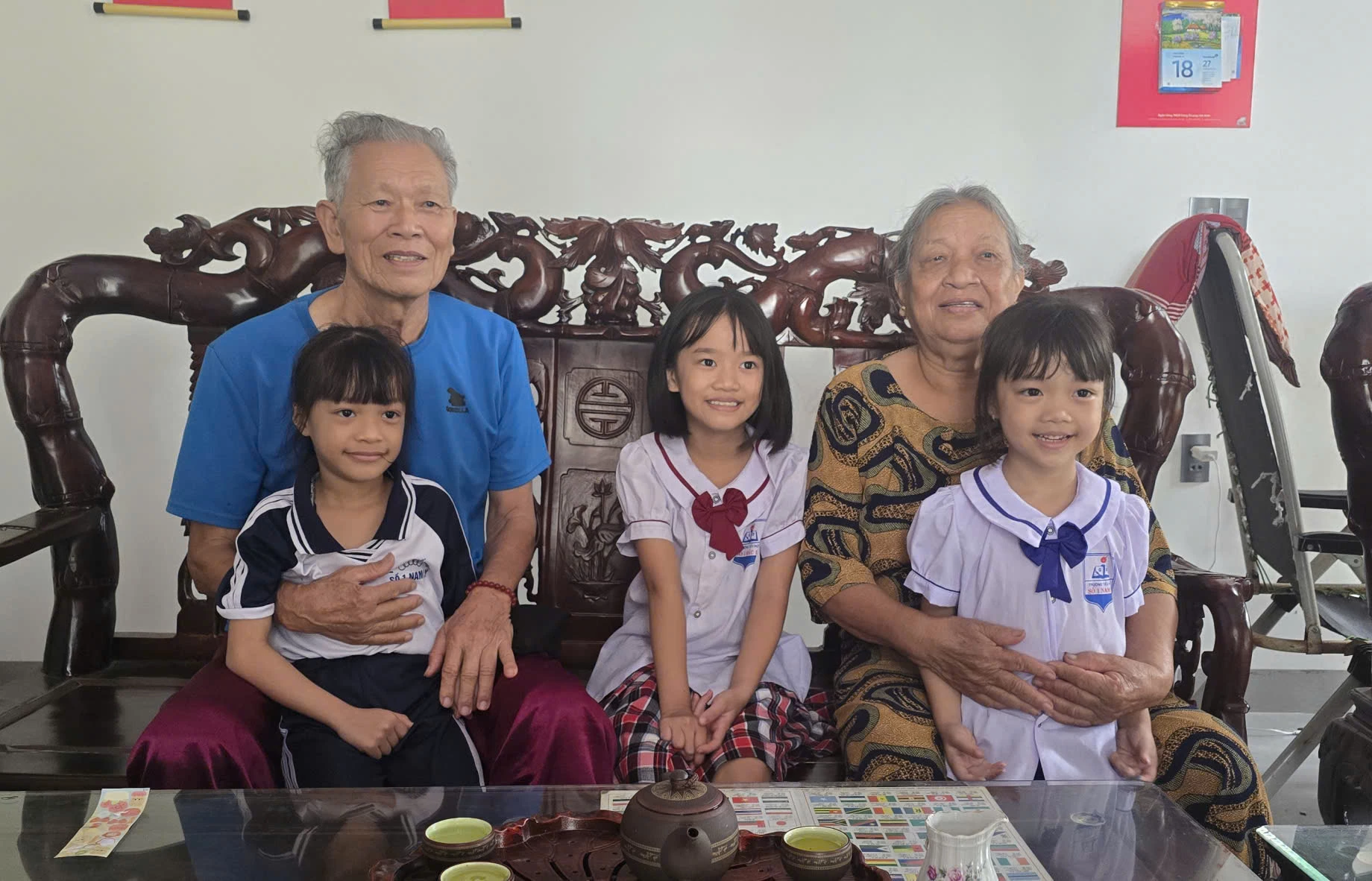 Varma ögonblick med herr Hoang Huu Trach och fru Phan Thi Bien Khoi med sina barnbarn - Foto: P.P