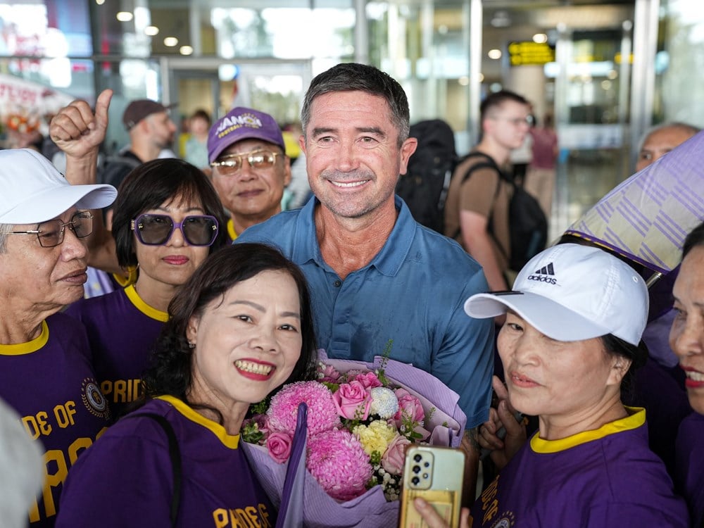 Der ehemalige Liverpool-Star Harry Kewell kommt in Hanoi an und wird von den Fans herzlich empfangen – Foto 1