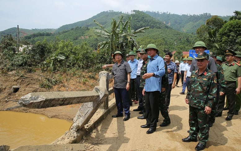 Phó Thủ tướng Trần Hồng Hà kiểm tra công tác khắc phục hậu quả bão số 10, chuẩn bị ứng phó với bão số 11 tại tỉnh Lào Cai- Ảnh 2.