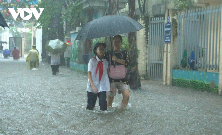 Fortes chuvas causaram inundações em Hanói após a recente tempestade nº 10.