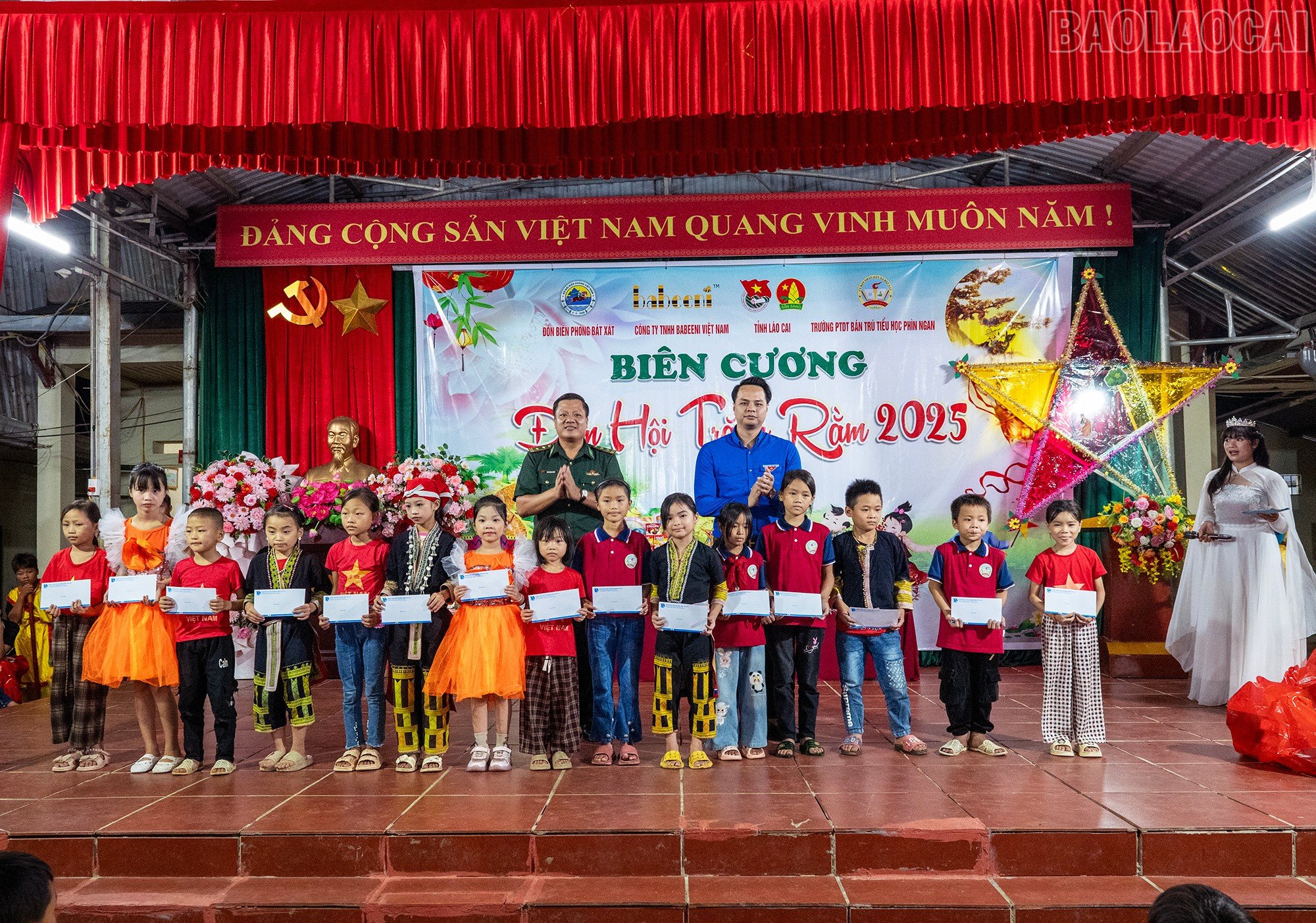 baolaocai-tr_don-bp-bat-xat-va-dai-dien-tinh-doan-lao-cai-trao-qua-cho-thieu-nhi.jpg