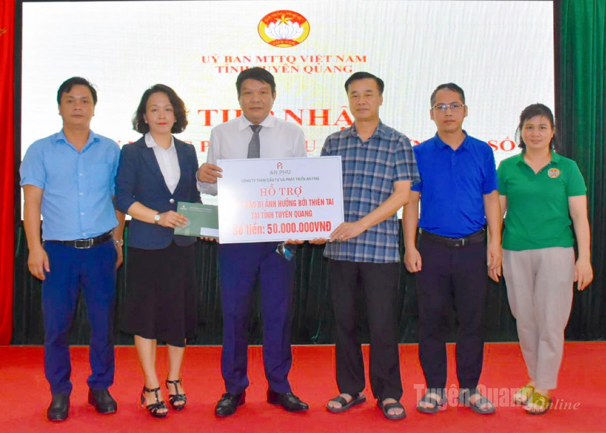 តំណាងក្រុមហ៊ុន An Phu Investment and Development Company Limited បានបង្ហាញការគាំទ្រដើម្បីជំនះផលវិបាកនៃព្យុះលេខ 10 ដល់ Tuyen Quang ។